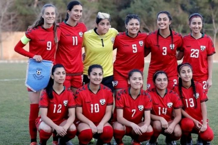 پوشش زنان فوتبالیست؛ فدراسیون عذرخواهی کرد، مشاور غنی لعنت فرستاد