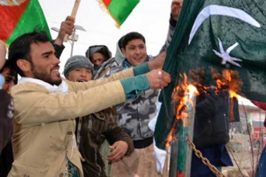 مردم غور پرچم پاکستان را به آتش کشیدند