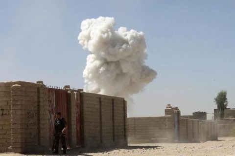 هدف قرار گرفتن دو موتر بمب در هلمند قبل از رسیدن به هدف/ 2 نیروی امنیتی شهید و10 تن دیگر به شمول 8 غیرنظامی زخمی شدند