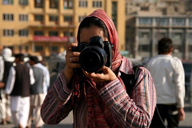 شمار خبرنگاران زن در افغانستان، کاهش یافته است