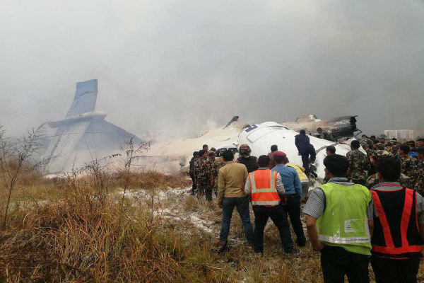 سقوط هواپیمای مسافربری بنگلادش/ نجات ۱۷ مسافر