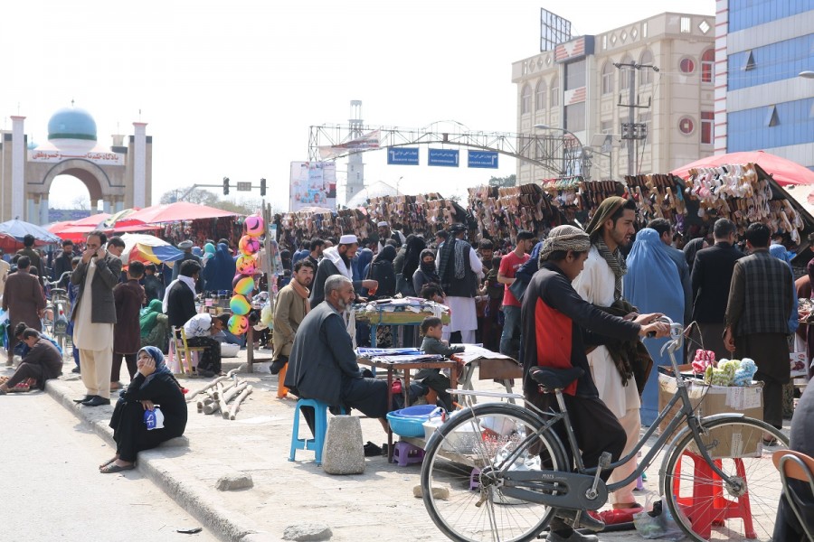 گزارش تصویری/ شور و حال باشندگان و مهمانان مزارشریف در ایام نوروز