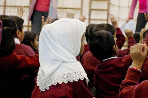 تلاش دولت راست‌گرای اتریش برای ممنوعیت حجاب دختران مسلمان