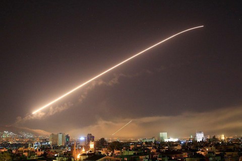 انهدام چند موشک شلیک‌شده دیگر به سوی سوریه/ مشاور اسد: سیستم دفاع موشکی ما هوشمندتر از موشک‌های ترامپ است