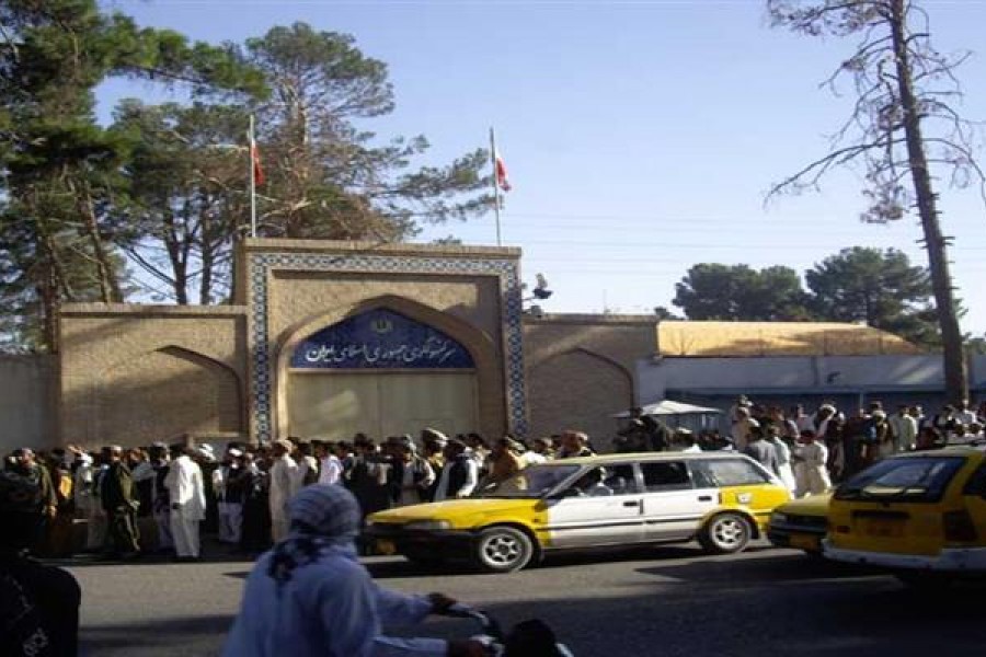 بازار سیاه ثبت نام ویزای ایران در هرات؛ کنسولگری ایران خواستار کمک مقام‌های محلی شد