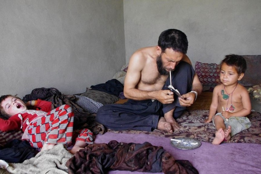 قاچاقبران مواد مخدر در افغانستان، از کودکان استفاده می‌کنند