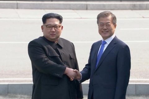 لحظه تاریخی‌ای که رهبر کوریای شمالی وارد خاک کوریای جنوبی می‌شود  