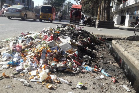 نگرانی شهروندان هرات از انباشته شدن زباله در کنار جاده‌ها
