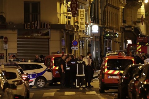 Knife attacker kills one in Paris terrorist attack