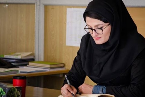 با فروزان فقیری، دختر دانشجوی شگفتی‌آفرین افغانستان در ایران بیشتر آشنا شوید