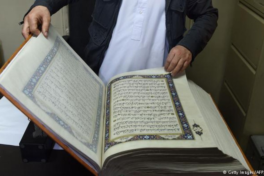 خطاطی قرآن روی پارچه ابریشمی در کابل به پایان رسید