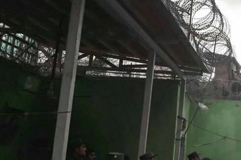 افراد مسلح غیر مسئول در مزارشریف با کمینِ کاروان پولیس، 8 زندانی را فراری دادند