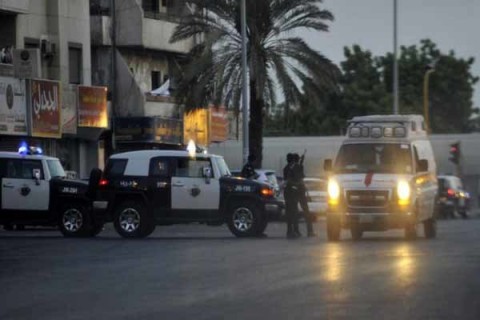 کشته و زخمی شدن چند نیروی پولیس عربستان در درگیری با دو حمله‌کننده