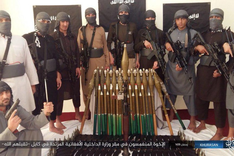 داعش عکس 10 تروریستی را که به ساختمان وزارت داخله حمله کرده بودند، نشر کرد