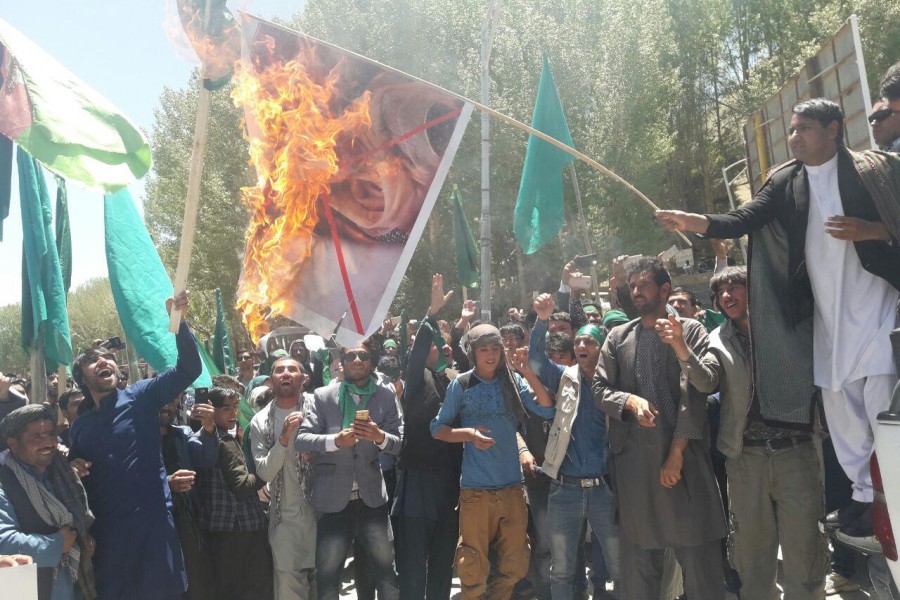 تظاهرات شهروندان در واکنش به اظهارات اخیر رولا غنی/ شهروندان عکس رولاغنی را به آتش کشیدند