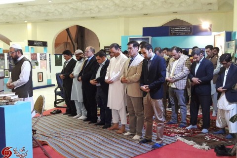 نماز وحدت در غرفه افغانستان در نمایشگاه بین‌المللی تهران