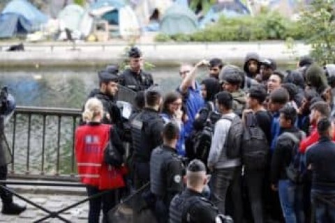 پولیس فرانسه کمپ پناهجویان افغانستانی را در پاریس تعطیل کرد
