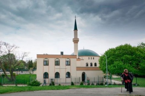 بستن چند مسجد و اخراج ده‌ها روحانی مسلمان از سوی دولت راست‌گرای اتریش