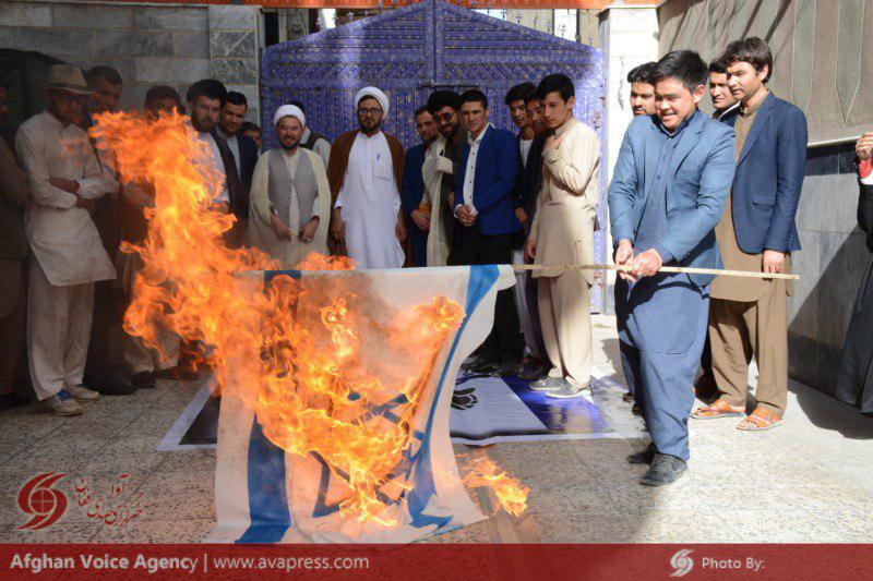 تصاویر/به آتش کشیدن پرچم اسرائیل همزمان با روز جهانی قدس در دفتر مرکزی مرکز فعالیت های فرهنگی اجتماعی تبیان در کابل  