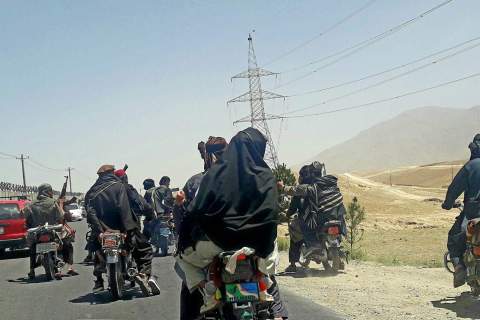 صلح مسلح؛ نگاه نگران شهروندان به کاروان های مسلح طالبان