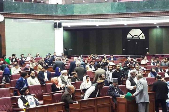 درگیری نمایندگان بر سر حوزه‌ای شدن انتخابات در غزنی، نشست مجلس را مختل کرد
