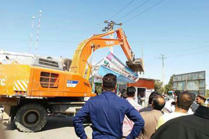 آغاز کار تخریب غرفه‌های کنار جاده در مزار شریف