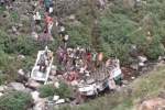 کشته شدن 40 نفر بر اثر انحراف یک بس از جاده در هند