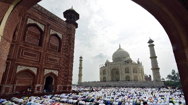 Only Agra residents can offer namaz inside Taj Mahal: Supreme Court