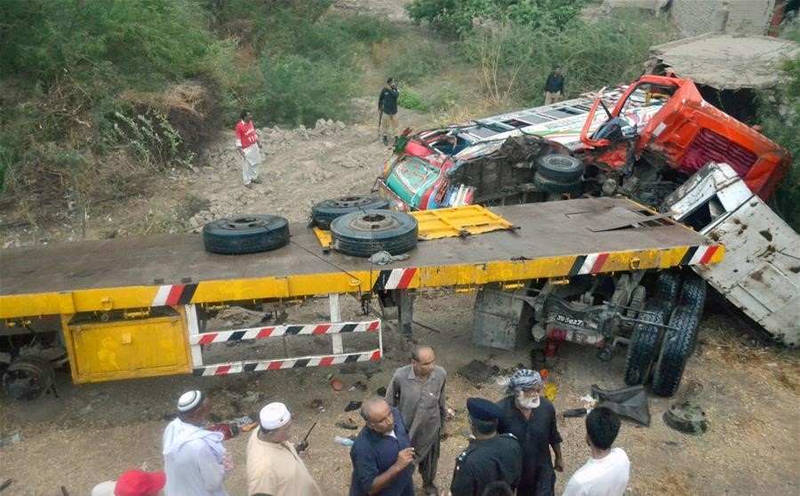17 killed, 13 injured in truck-bus collision in S. Pakistan