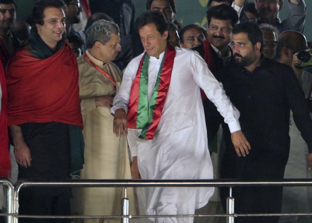 حزب عمران خان از به دست آوردن حمایت کافی برای تشکیل دولت ائتلافی خبر داد