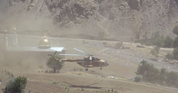 نشست اضطراری یک هلی کوپتر نظامی در نزدیکی بند سروبی کابل