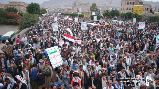 تظاهرات یمنی‌ها در محکومیت جنایات ائتلاف عربی در حدیده/انصارالله: پاسخ دشمن را می‌دهیم