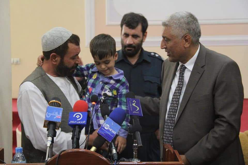 کودک هراتی  ربوده شده به آغوش خانواده اش بازگشت