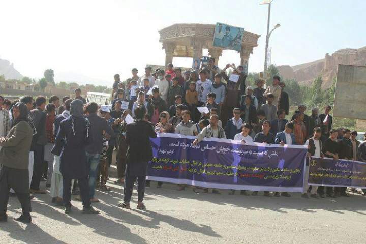 معترضان در بامیان: کشار سیستماتیک را متوقف کنید/ معترصان تابوت سران حکومت را به خاک سپردند