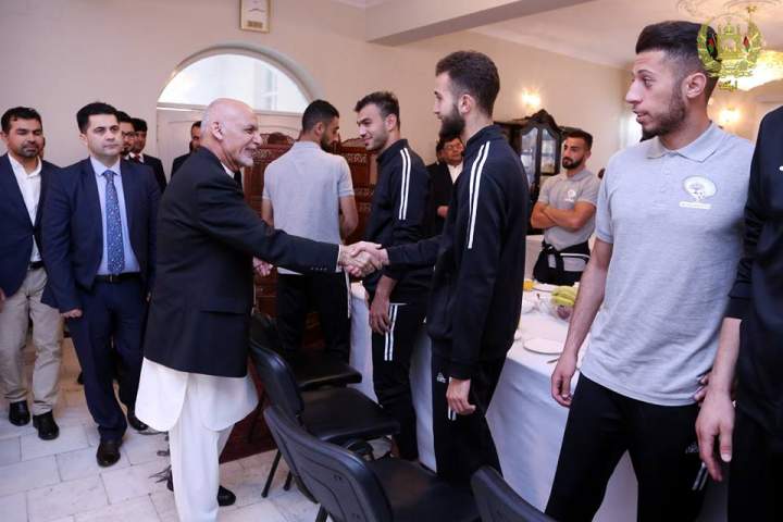 رئیس جمهور با اعضای تیم فوتبال افغانستان و فلسطین دیدار کرد / مردم افغانستان به یک فلسطین آزاد، باورمند است