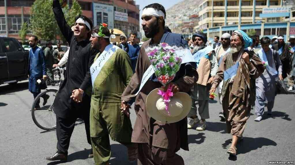 لت و کوب اعضای کاروان صلح از سوی طالبان در بغلان