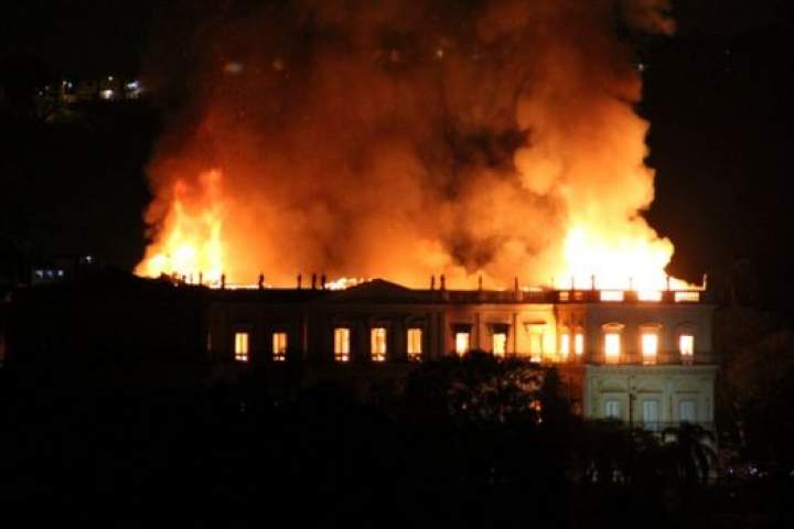 موزیم ۲۰۰ ساله برازیل با ۲۰ میلیون قطعه تاریخی، طعمه آتش شد