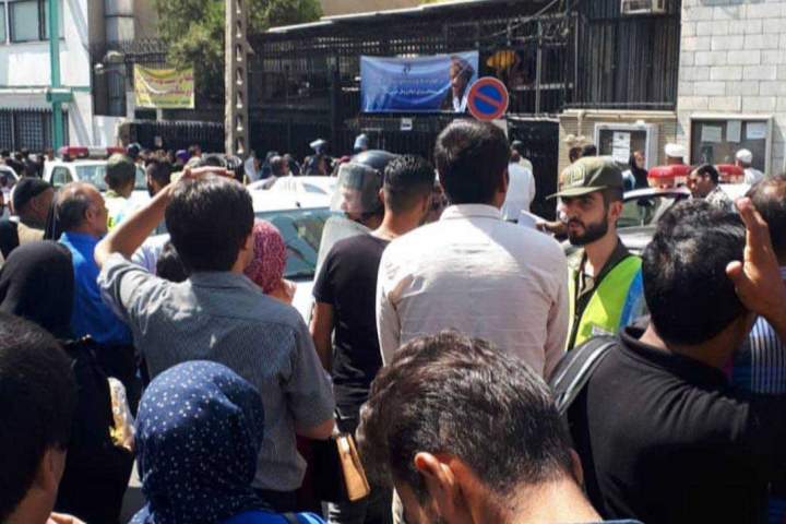 هجوم بی‌نوبت و یک‌باره مهاجرین برای دریافت پاسپورت، دلیل ازدحام امروز مقابل سفارت افغانستان در تهران