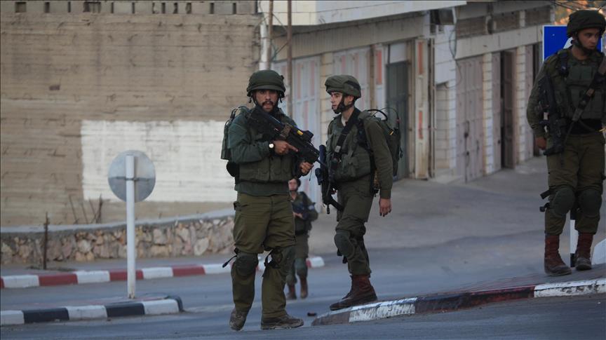 Zionist army rounds up 12 Palestinians in W. Bank raids