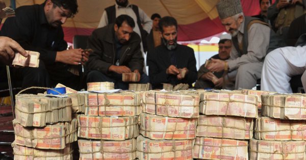 د افغانستان بانک نن ۳۲ میلونه ډالر بازار ته وړاندې کوي