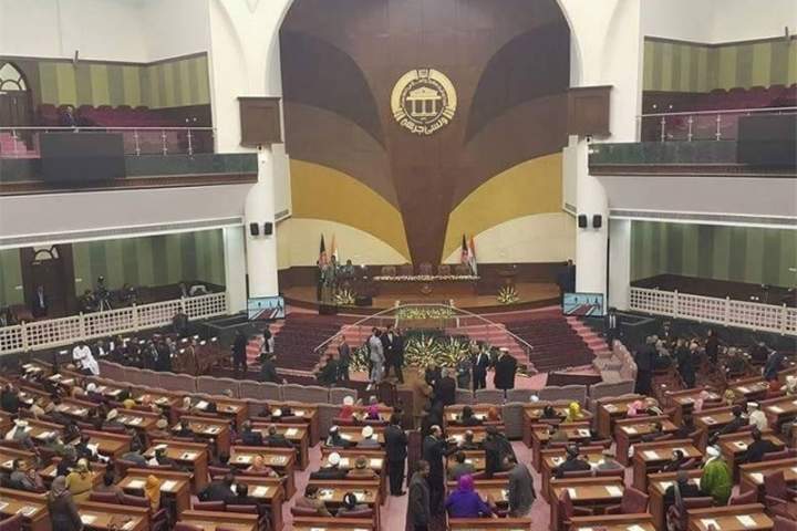نامزد حذف‌شده انتخابات پارلمانی تهدید به خودسوزی کرد؛ رئیس کمیسیون شکایات انتخاباتی در مجلس حاضر نشد