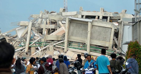 شمار قربانیان زلزله و سونامی در اندونیزیا به ۴۲۰ تن رسید