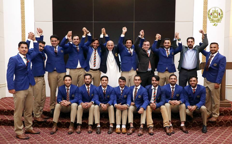Ghani confers medal on former ACB chief, award cash prizes to Afghan cricketers