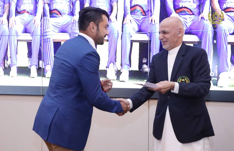 Ghani confers medal on former ACB chief, award cash prizes to Afghan cricketers