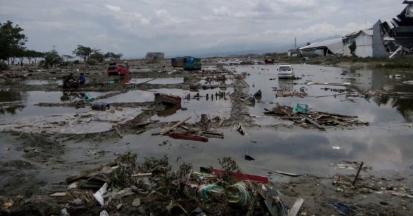 Toll Tops to 800 in Indonesia Quake, Tsunami