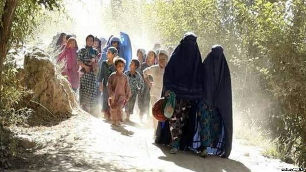 افغان حکومت وايي، له بېځایه شویو کورنیو سره یې د مرستې هڅې پيل کړي