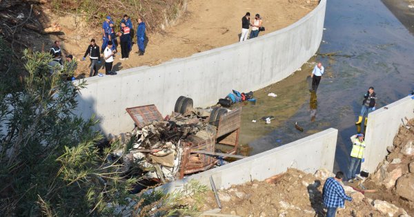 15 Migrants Killed When Truck Plunges into River in Turkey