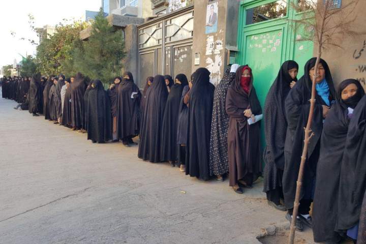 روند رای دهی با یک ساعت تاخیر در برخی از مناطق هرات آغاز شد / حضور فعال زنان در مراکز رایدهی