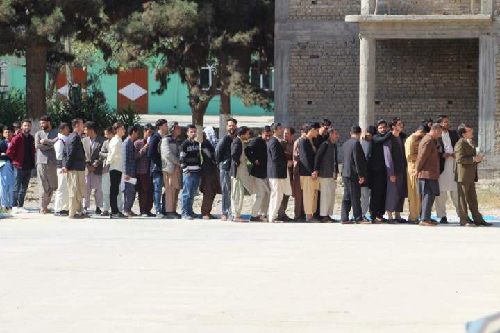 رای‌دهندگان در یکی از سایت‌های انتخاباتی در مزار شریف