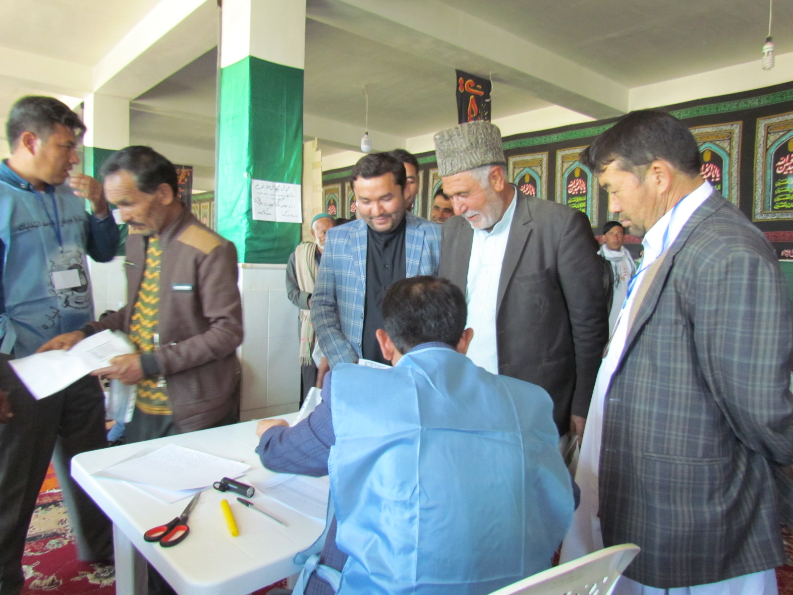 حضور مسئول و اعضای دفتر نمایندگی مرکز فعالیت های فرهنگی اجتماعی تبیان هرات در پای صندوق های رای دهی